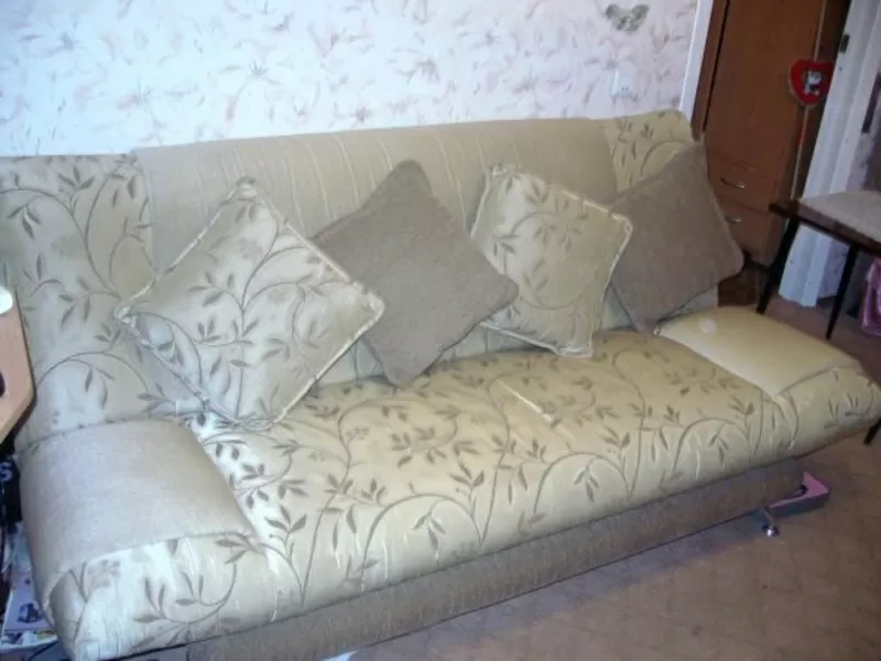 Продам диван с пуфиком (золотистого цвета)