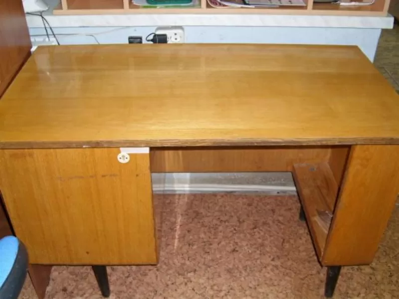 Продам письменный стол полированный.